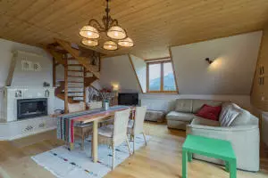 Apartamento HANKA - salón con chimenea